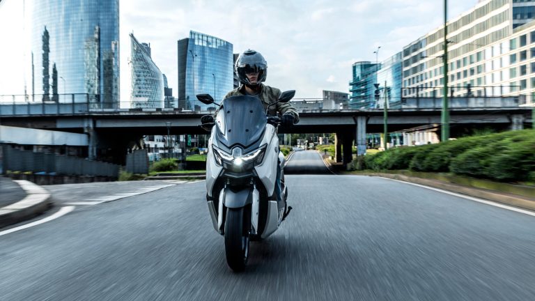 2025-Yamaha-G125YMSV-EU-Ceramic_Grey-Action-008-03