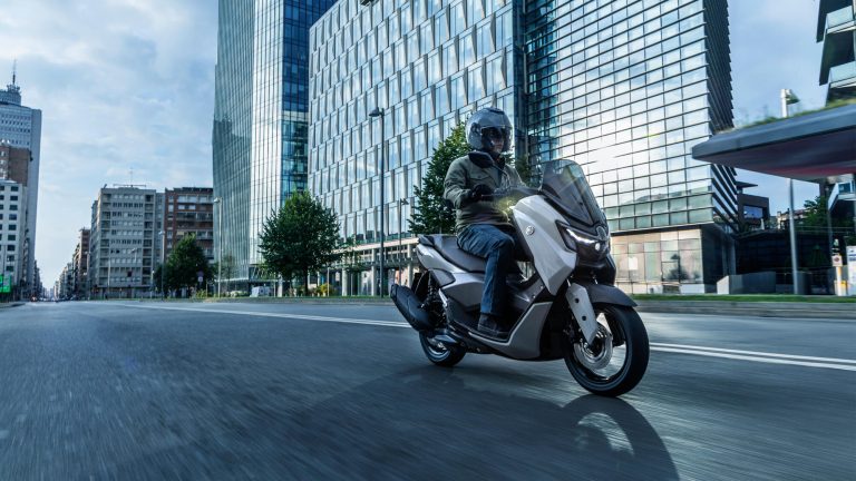 2025-Yamaha-G125YMSV-EU-Ceramic_Grey-Action-013-03
