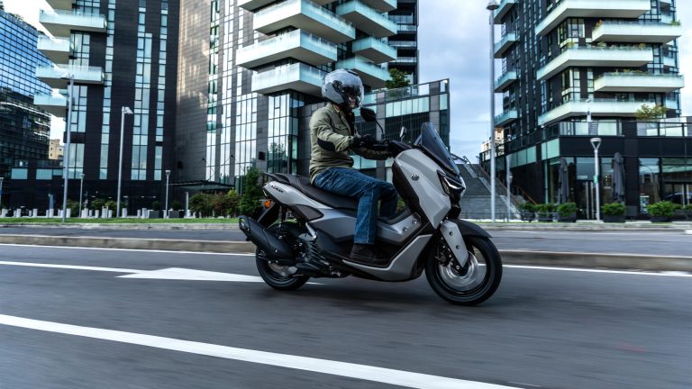 2025-Yamaha-G125YMSV-EU-Ceramic_Grey-Action-018-03