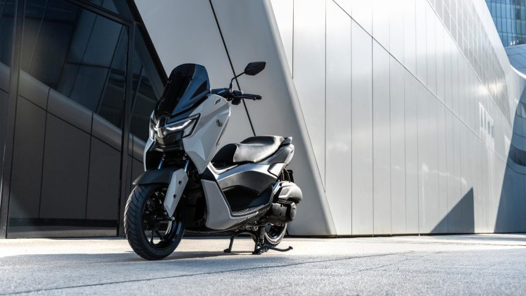 2025-Yamaha-G125YMSV-EU-Ceramic_Grey-Static-003-03