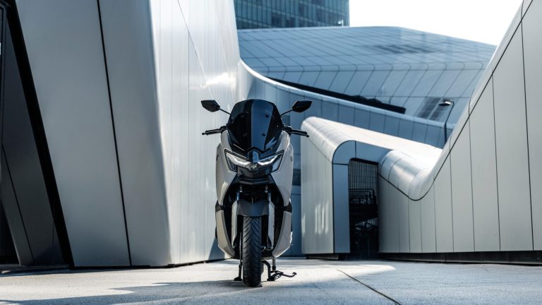 2025-Yamaha-G125YMSV-EU-Ceramic_Grey-Static-005-03