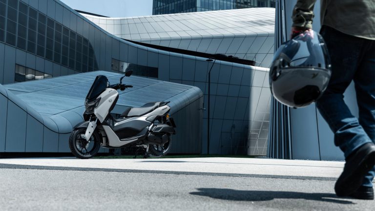 2025-Yamaha-G125YMSV-EU-Ceramic_Grey-Static-008-03