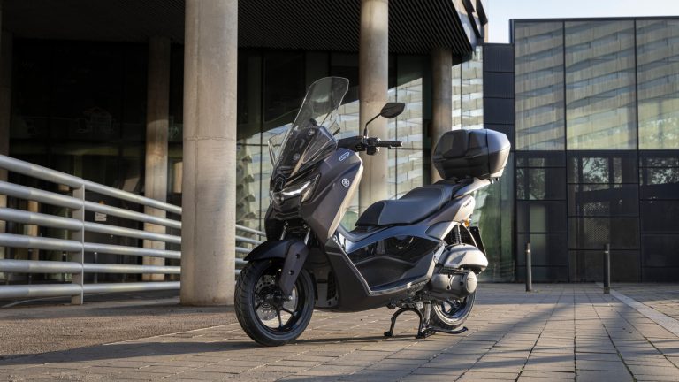 2025-Yamaha-G125YMSV-EU-Dark_Magma-Accessorized-detail-004-03