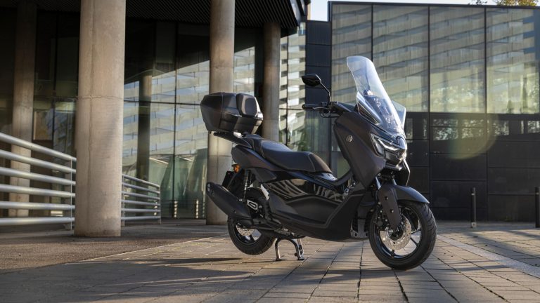 2025-Yamaha-G125YMSV-EU-Dark_Magma-Accessorized-detail-006-03