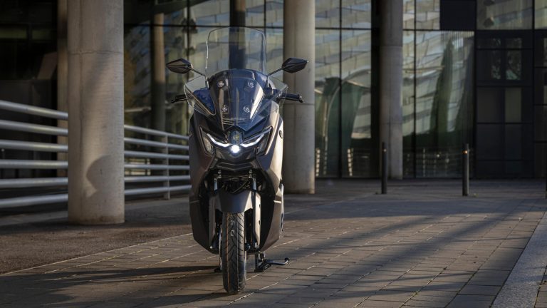 2025-Yamaha-G125YMSV-EU-Dark_Magma-Accessorized-detail-007-03