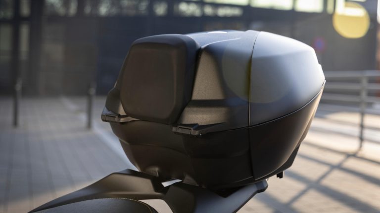 2025-Yamaha-G125YMSV-EU-Dark_Magma-Accessorized-detail-009-03