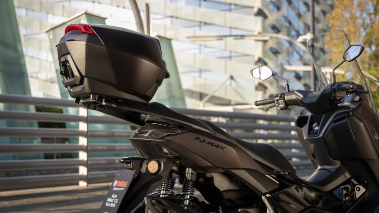 2025-Yamaha-G125YMSV-EU-Dark_Magma-Accessorized-detail-011-03