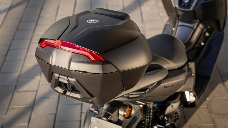 2025-Yamaha-G125YMSV-EU-Dark_Magma-Accessorized-detail-012-03