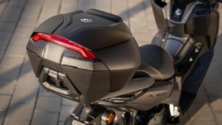 2025-Yamaha-G125YMSV-EU-Dark_Magma-Accessorized-detail-013-03