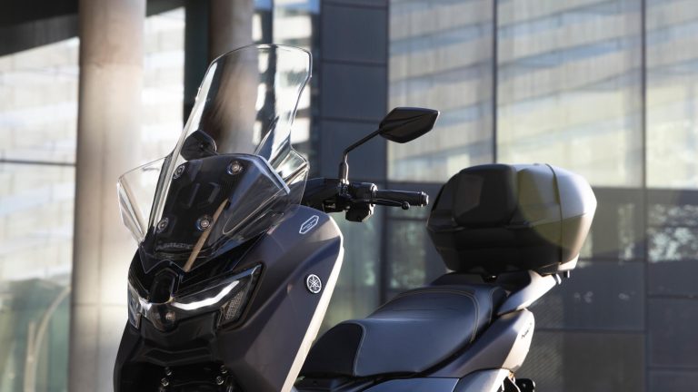 2025-Yamaha-G125YMSV-EU-Dark_Magma-Accessorized-detail-016-03