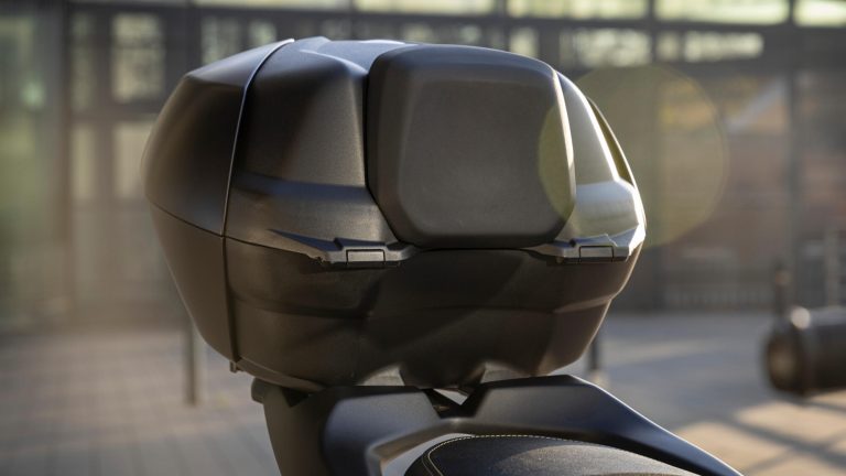 2025-Yamaha-G125YMSV-EU-Dark_Magma-Accessorized-detail-019-03
