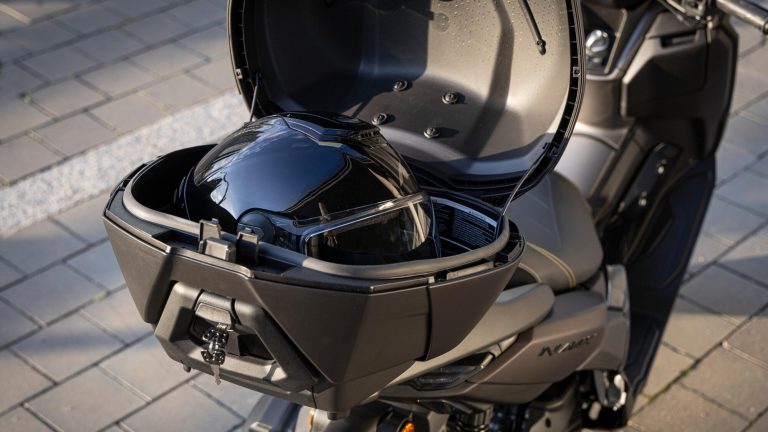 2025-Yamaha-G125YMSV-EU-Dark_Magma-Accessorized-detail-020-03