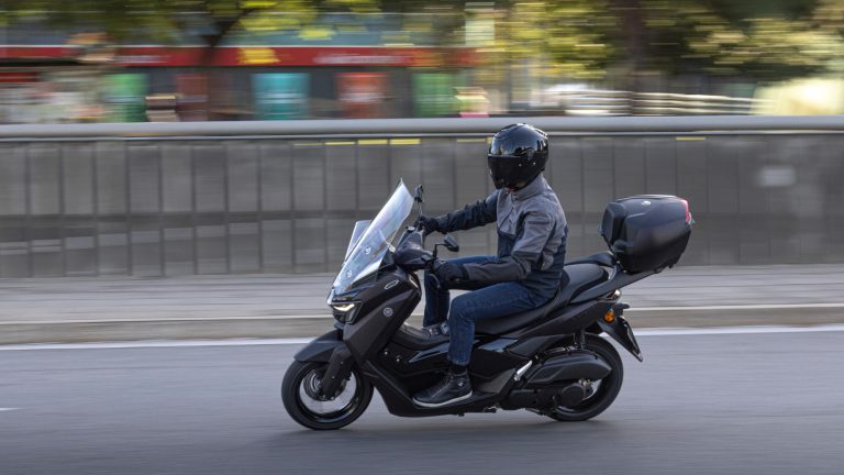 2025-Yamaha-G125YMSV-EU-Dark_Magma-Accessorized-detail-022-03