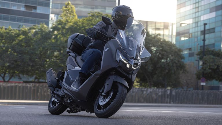 2025-Yamaha-G125YMSV-EU-Dark_Magma-Accessorized-detail-023-03