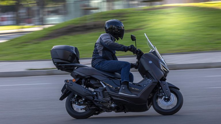 2025-Yamaha-G125YMSV-EU-Dark_Magma-Accessorized-detail-024-03