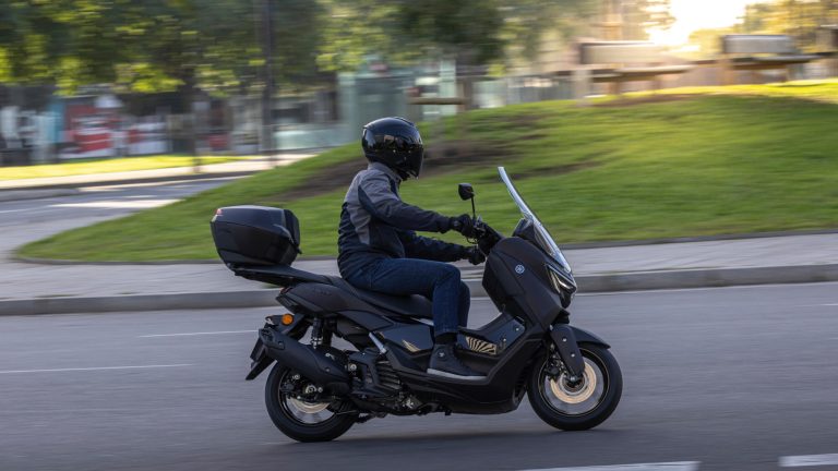 2025-Yamaha-G125YMSV-EU-Dark_Magma-Accessorized-detail-025-03