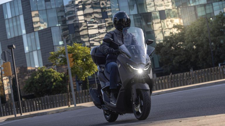 2025-Yamaha-G125YMSV-EU-Dark_Magma-Accessorized-detail-026-03