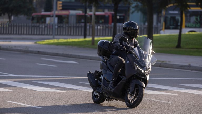 2025-Yamaha-G125YMSV-EU-Dark_Magma-Accessorized-detail-027-03