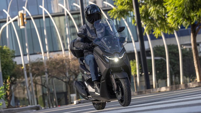 2025-Yamaha-G125YMSV-EU-Dark_Magma-Accessorized-detail-028-03