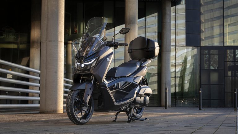2025-Yamaha-G125YMSV-EU-Dark_Magma-Accessorized-detail-030-03