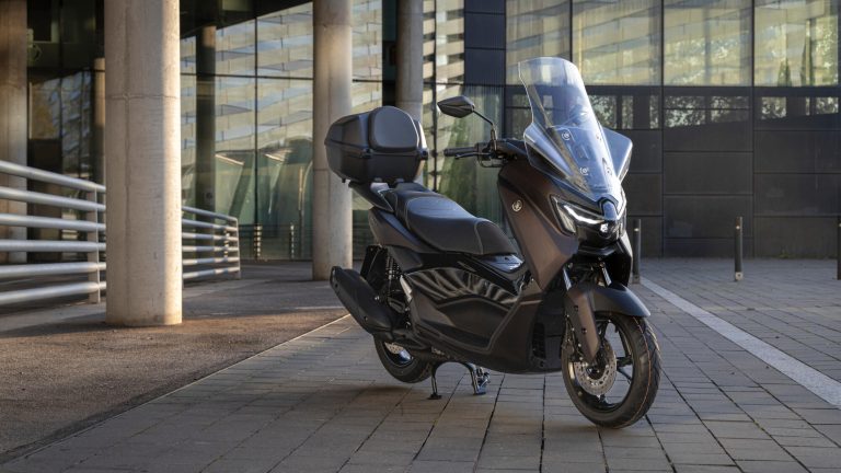 2025-Yamaha-G125YMSV-EU-Dark_Magma-Accessorized-detail-032-03