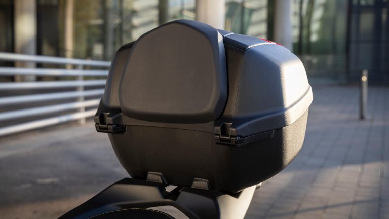 2025-Yamaha-G125YMSV-EU-Dark_Magma-Accessorized-detail-033-03