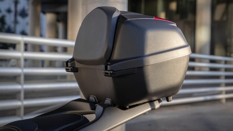 2025-Yamaha-G125YMSV-EU-Dark_Magma-Accessorized-detail-034-03