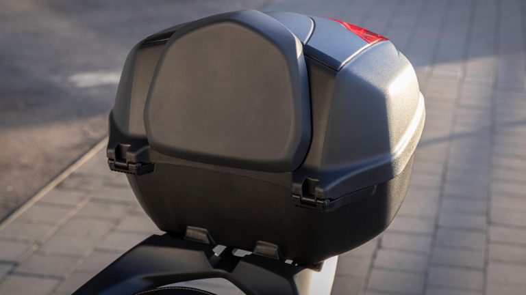 2025-Yamaha-G125YMSV-EU-Dark_Magma-Accessorized-detail-035-03