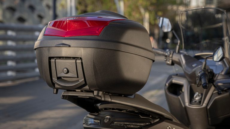 2025-Yamaha-G125YMSV-EU-Dark_Magma-Accessorized-detail-037-03