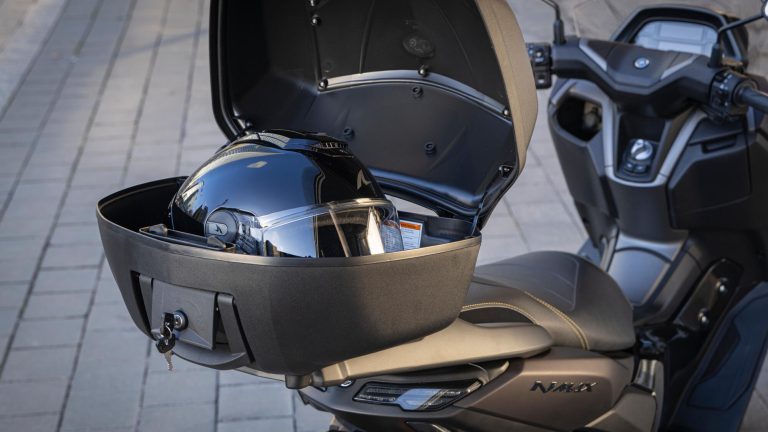 2025-Yamaha-G125YMSV-EU-Dark_Magma-Accessorized-detail-038-03