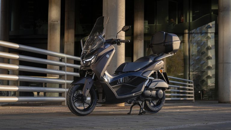 2025-Yamaha-G125YMSV-EU-Dark_Magma-Accessorized-detail-039-03