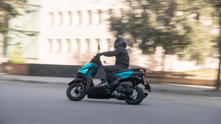 2025-Yamaha-LCG125-EU-Matt_Cyan-Action-004-03