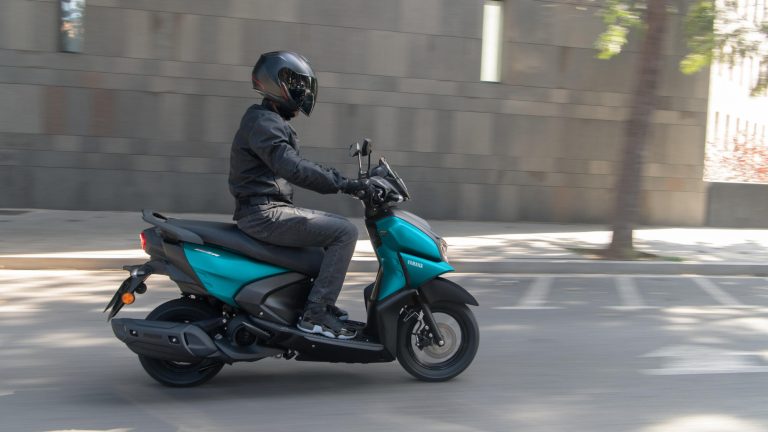 2025-Yamaha-LCG125-EU-Matt_Cyan-Action-008-03