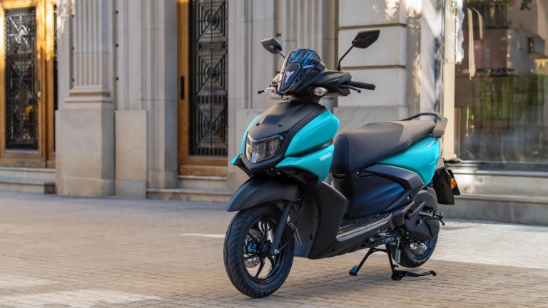 2025-Yamaha-LCG125-EU-Matt_Cyan-Static-002-03