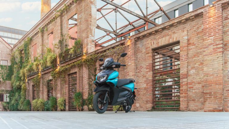 2025-Yamaha-LCG125-EU-Matt_Cyan-Static-004-03