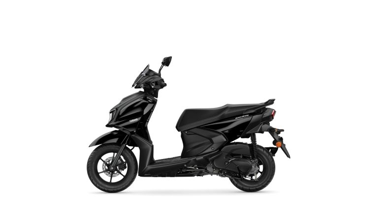 2025-Yamaha-LCG125-EU-Midnight_Black-Studio-006-03