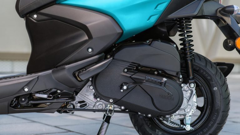 2025-Yamaha-LCG125-EU-NA-Detail-002-03