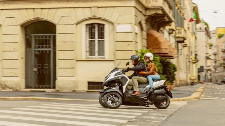 2025-Yamaha-LMW300YM-EU-Milky_White-Action-006-03