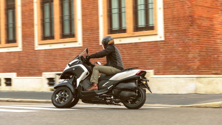 2025-Yamaha-LMW300YM-EU-Milky_White-Action-013-03