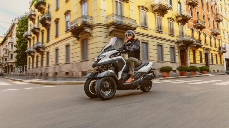 2025-Yamaha-LMW300YM-EU-Milky_White-Action-014-03