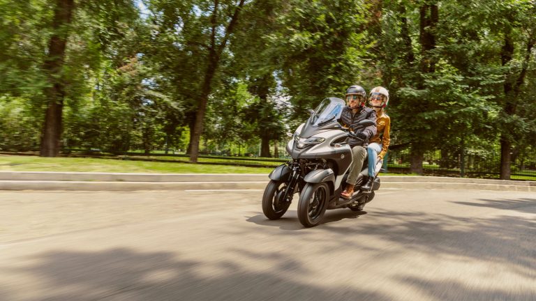 2025-Yamaha-LMW300YM-EU-Milky_White-Action-017-03