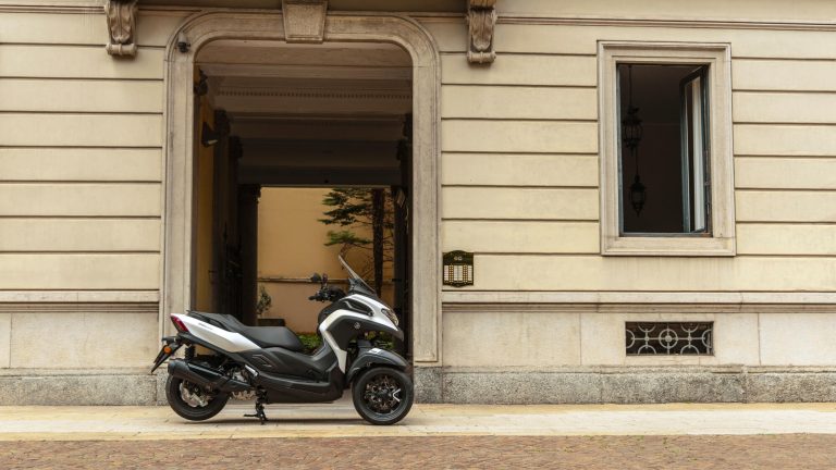 2025-Yamaha-LMW300YM-EU-Milky_White-Static-008-03