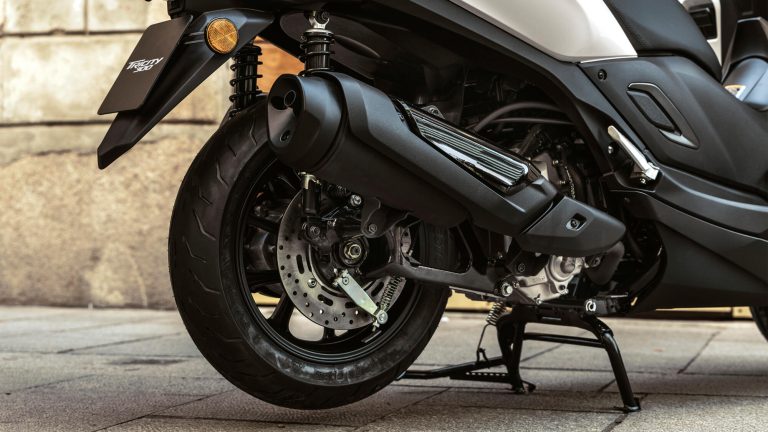 2025-Yamaha-LMW300YM-EU-NA-Detail-003-03