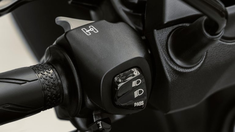 2025-Yamaha-LMW300YM-EU-NA-Detail-005-03