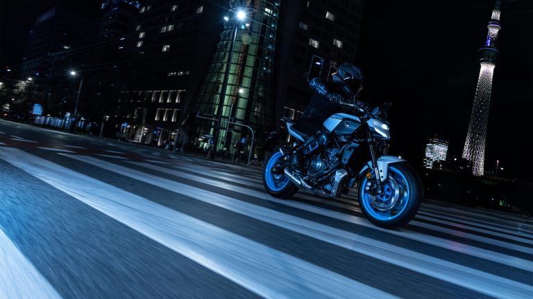 2025-Yamaha-MT07A-EU-Ice_Storm-Action-006-03