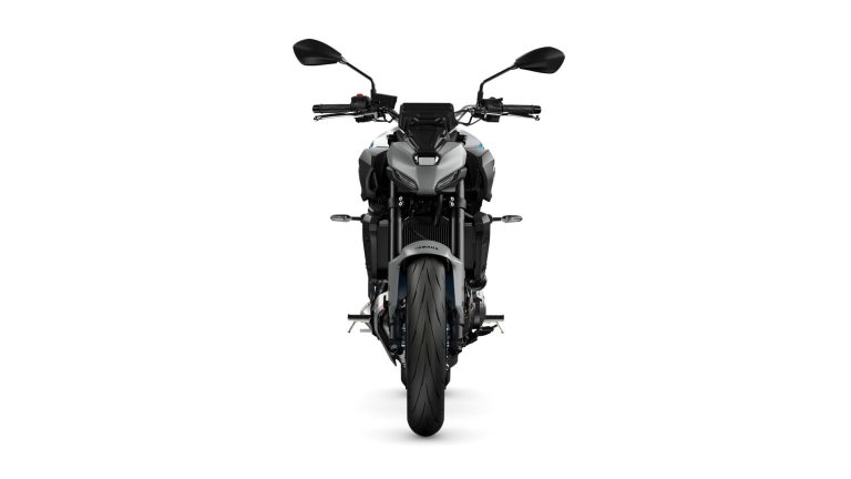 2025-Yamaha-MT07A-EU-Ice_Storm-Studio-006-03