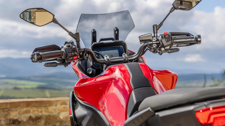 2025-Yamaha-MT07TR-EU-NA-Detail-006-03