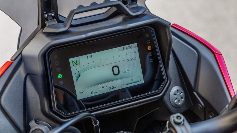 2025-Yamaha-MT07TR-EU-NA-Detail-007-03