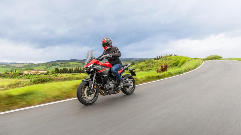 2025-Yamaha-MT07TR-EU-Redline-Action-001-03