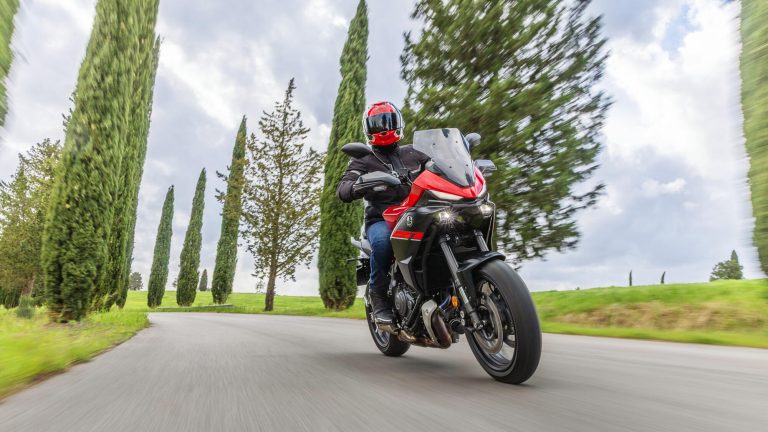 2025-Yamaha-MT07TR-EU-Redline-Action-002-03